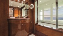 Motor Yacht CHECKMATE. -  Master Bath